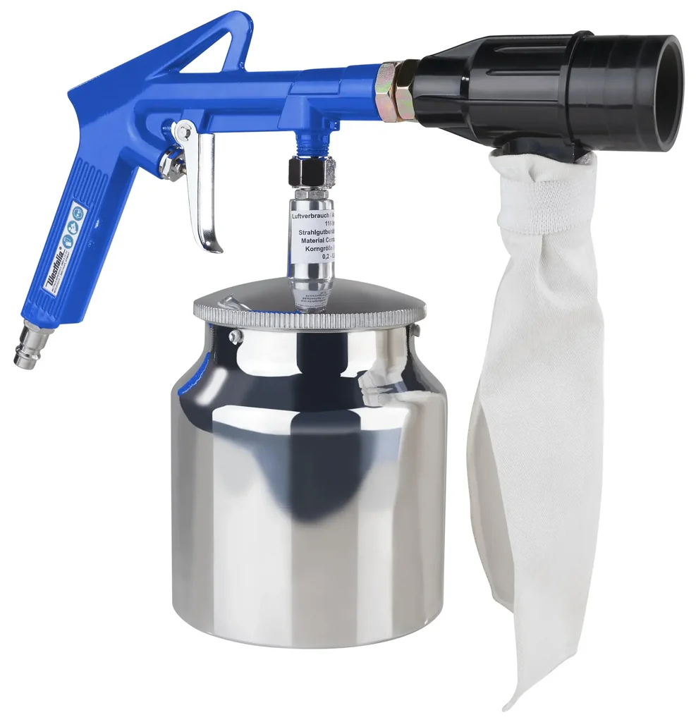 Compressed air sandblasting gun including accessory set