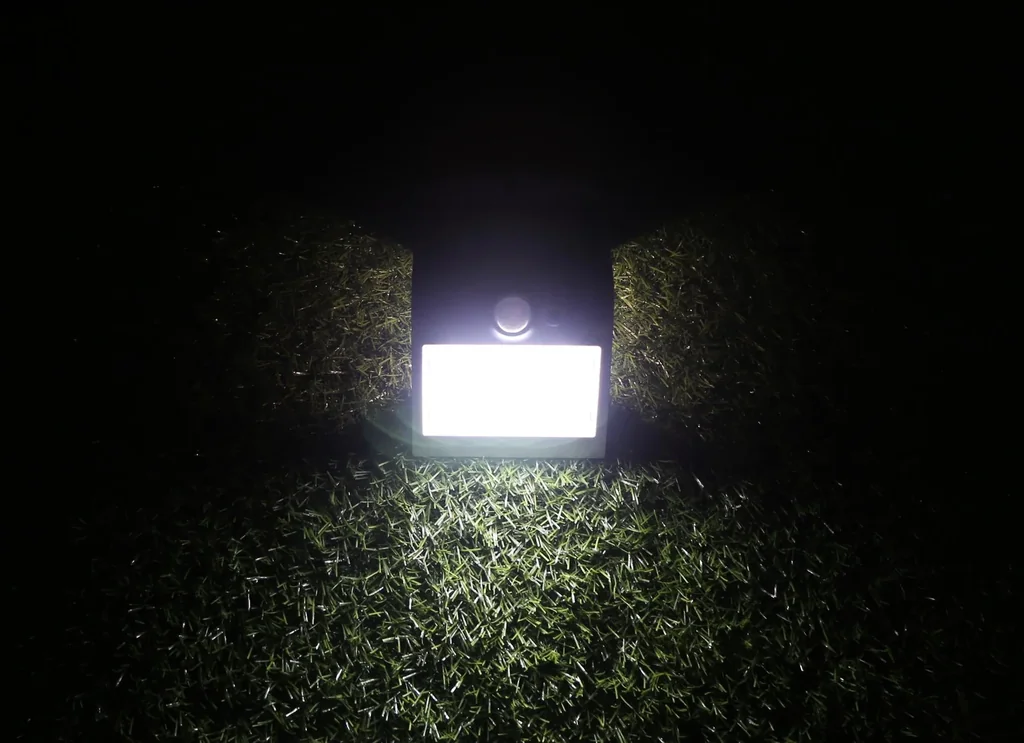Solar LED light with motion detector, black