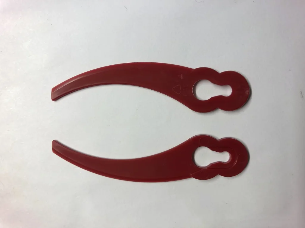 Replacement blades for 967393 and 889631 grass trimmer, curved, plastic, 20 pieces