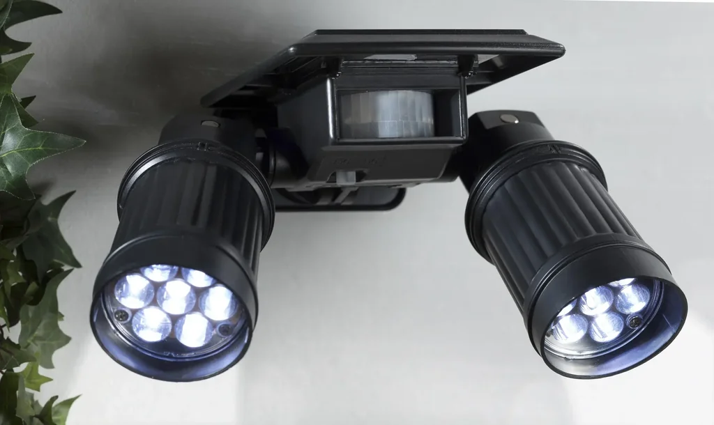 Double solar spotlight with motion detector