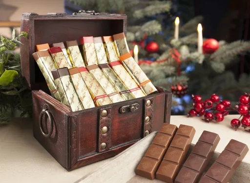 "wooden treasure chest image"