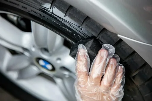 "Black tire paint 75 ml, including 2 special sponges + 1 pair of gloves image"