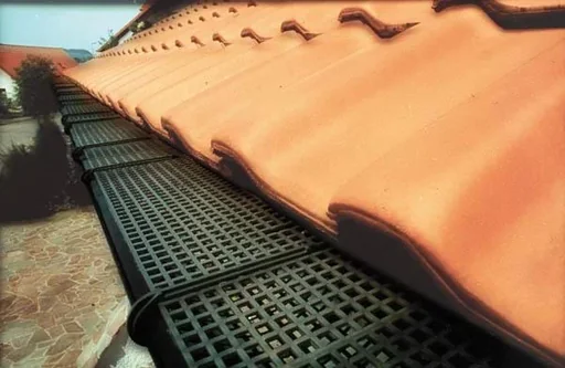 "Gutter protection grille, plastic up to RG150, length 3m, 12 clips image"