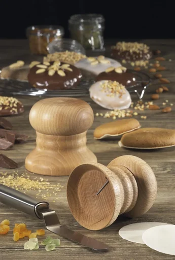 "Gingerbread mold beechwood image"
